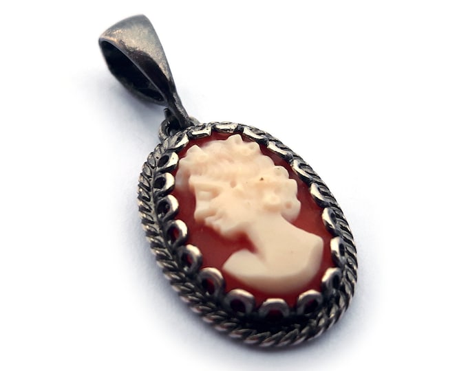 Shell cameo pendant Roman profile italian cameo jewelry donadio cameo shell pendentif camée colgante camafeo カメオペンダント Камея подвеска