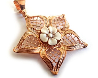 Shell cameo pendant Lotus italian cameos jewelry donadio cameos shell pendentif camée colgante camafeo カメオペンダント Камея подвеска