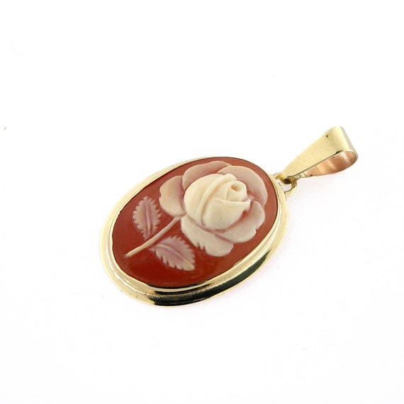 カメオ　14金　フラワーモチーフ ゴールドフラワーカメオペンダント：手彫りのコーネリアンシェル