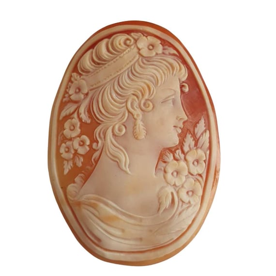 Cameo di conchiglie sciolte con la mano di Flora Goddess