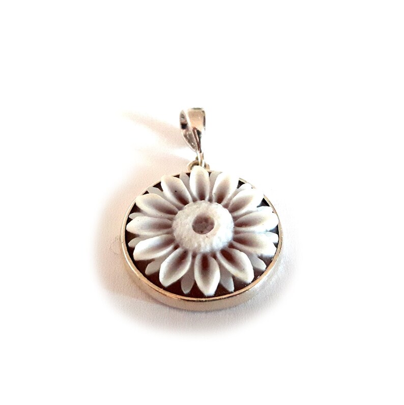 Shell cameo pendant flower italian cameo jewelry donadio cameo shell pendentif cam\u00e9e colgante camafeo \u30ab\u30e1\u30aa\u30da\u30f3\u30c0\u30f3\u30c8 \u041a\u0430\u043c\u0435\u044f \u043f\u043e\u0434\u0432\u0435\u0441\u043a\u0430