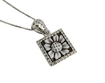 Collana con cammeo a conchiglia a forma di fiore: gioielli italiani in argento sterling e sardonica