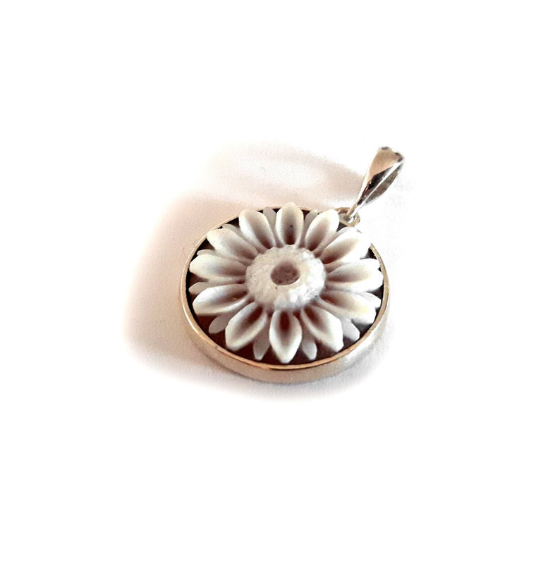 Shell cameo pendant flower italian cameo jewelry donadio cameo shell pendentif cam\u00e9e colgante camafeo \u30ab\u30e1\u30aa\u30da\u30f3\u30c0\u30f3\u30c8 \u041a\u0430\u043c\u0435\u044f \u043f\u043e\u0434\u0432\u0435\u0441\u043a\u0430