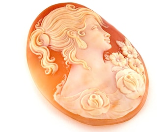 Cammeo in conchiglia di corniola intagliato a mano: Dama con fiori, arte italiana (65 mm)