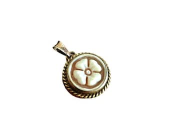 Ciondolo cammeo in conchiglia Boho: fiore quadrifoglio, argento sterling