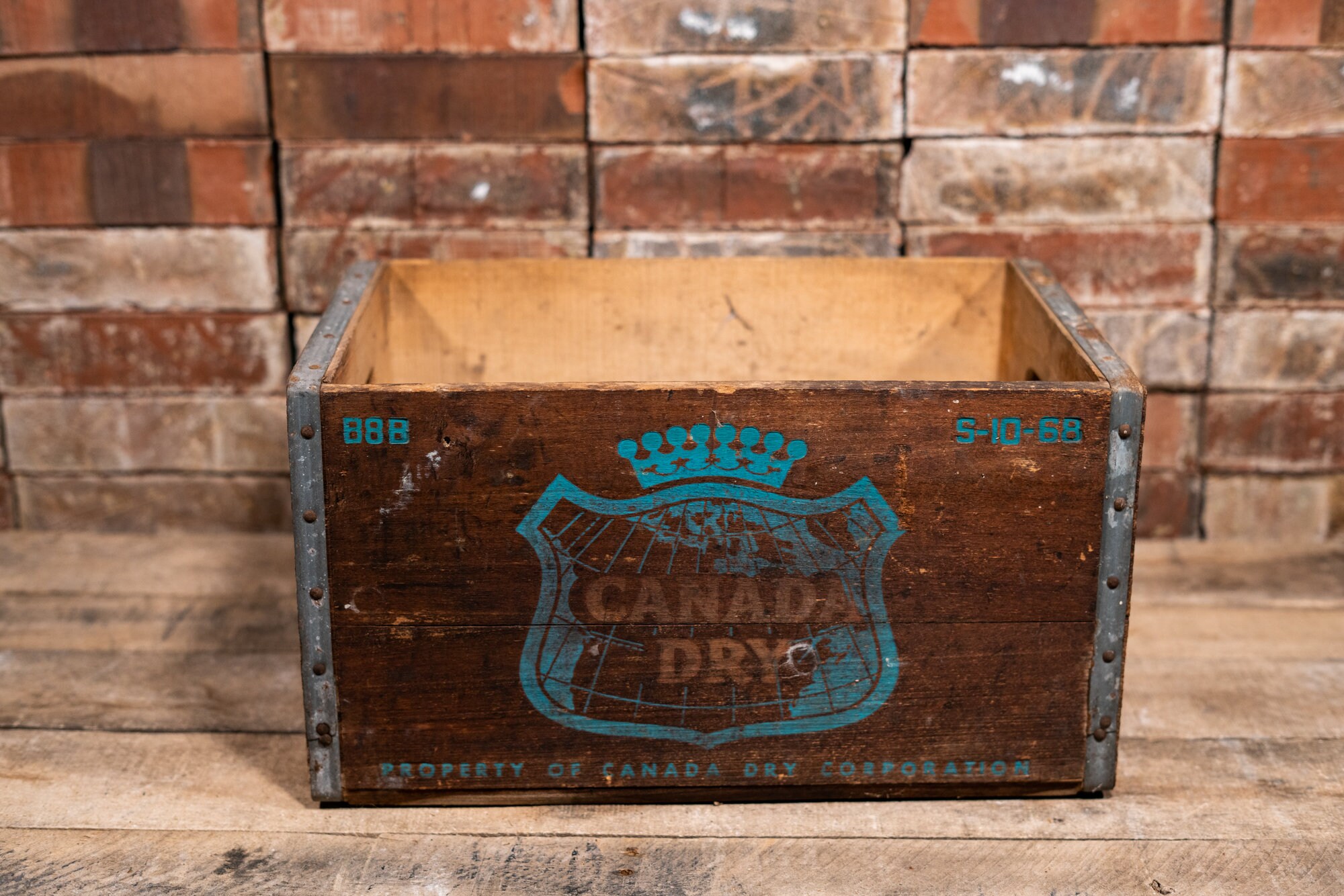 Vintage Canada Dry Wooden Crate Box Metal Rustic Carrier Green Red