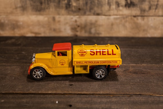 Vintage 1931 Sterling Shell Petroleum Corp Die-Cast Bank ERTL Red Yellow Man Cave