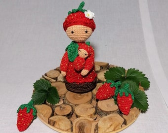 Blumenkind Erdbeere mit Baby und Erdbeeren - Häkelanleitung