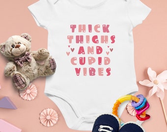 Walentynkowy ubranko dla dziewczynki | Grube uda i Cupid Vibes Valentines Baby Onesie® - Valentine Love Cupid Baby Boy