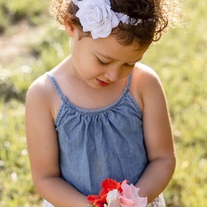 Diadema de rosa blanca, diadema de flores de bebé, diadema recién nacida, diadema de flores, diadema de flores para niños pequeños, diadema infantil, regalo de bebé
