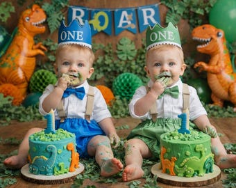 Tweeling outfit verjaardag cake Smash, Wilde verjaardag outfit, safari, dinosaurus, luierhoes, vlinderdas, bretels, verjaardagsoutfit