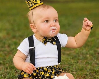 Bolo de aniversário com tema de abelha, capa de fralda preta de abelha, primeiro aniversário de menino, capa de fralda amarela com gravata borboleta e suspensórios para sessão de fotos de primeiro aniversário
