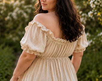 Könnte beinhalten: Ein beiges schulterfreies Kleid mit kurzen Puffärmeln mit gerüschten Kanten, einem gerafften elastischen Ausschnitt und einer elastischen, taillierten Taille. Das Kleidungsstück besteht aus strukturiertem Stoff und fällt in einen fließenden Rock.