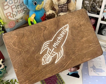 Personalised Rocket Keepsake Box for Boys – Wooden Memory Box with Name – Space Nursery Gift – Baby, Christening or Birthday Present
