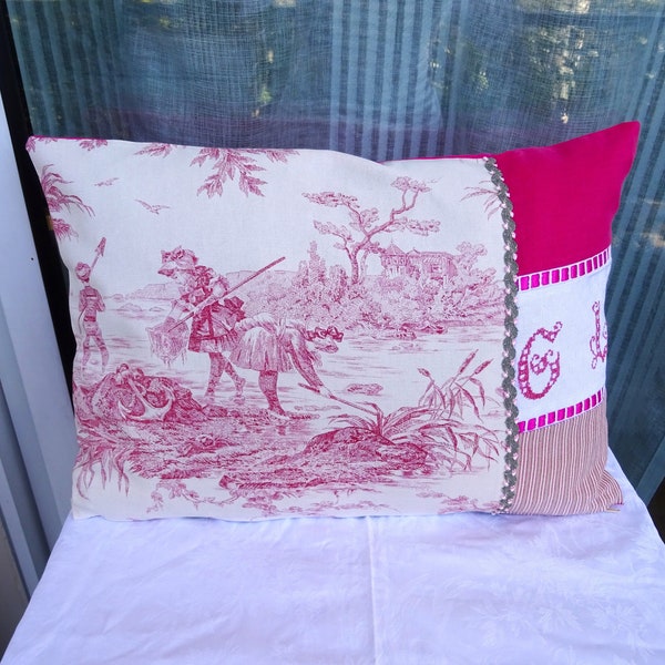 Housse de coussin , rectangulaire , toile de jouy , rose rouge, monogramme ancien , galon , vintage ;