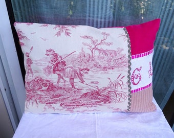 Housse de coussin , rectangulaire , toile de jouy , rose rouge, monogramme ancien , galon , vintage ;