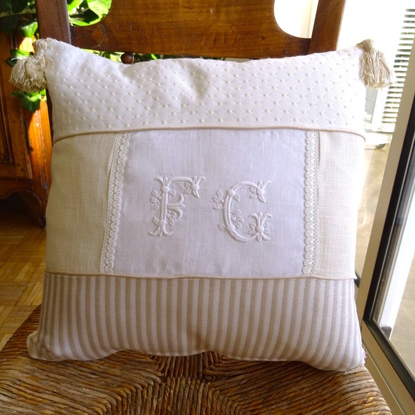 Housse de coussin carrée , patchwork  tissu contemporain , galon , monogramme ancien ,année1930 , écru  blanc ,  pièce unique , raffiné ;