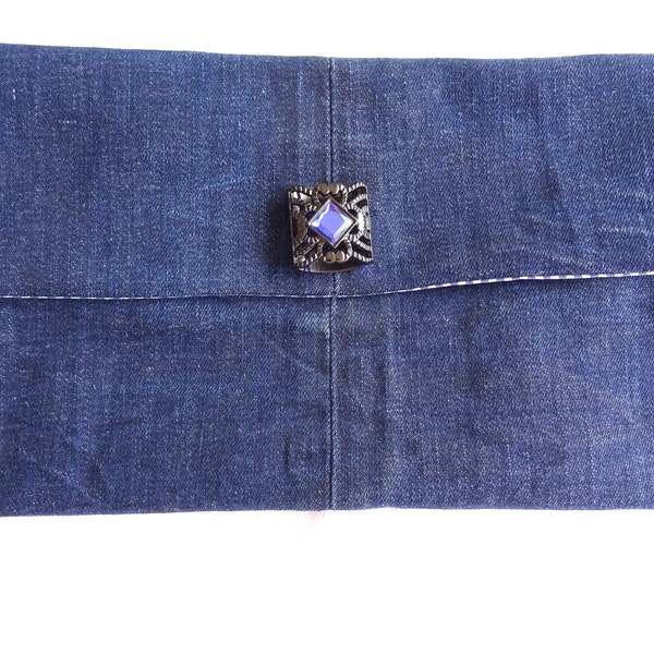 Pochette , étui , pour porter à la taille et glisser dans une ceinture en jean bleu foncé , pratique