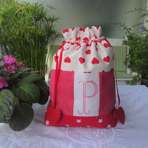 Grand pochon pour enfants , rangement pyjama , patchwork de cotonnades blanches et rouge , monogramme "P "  cadeau ;