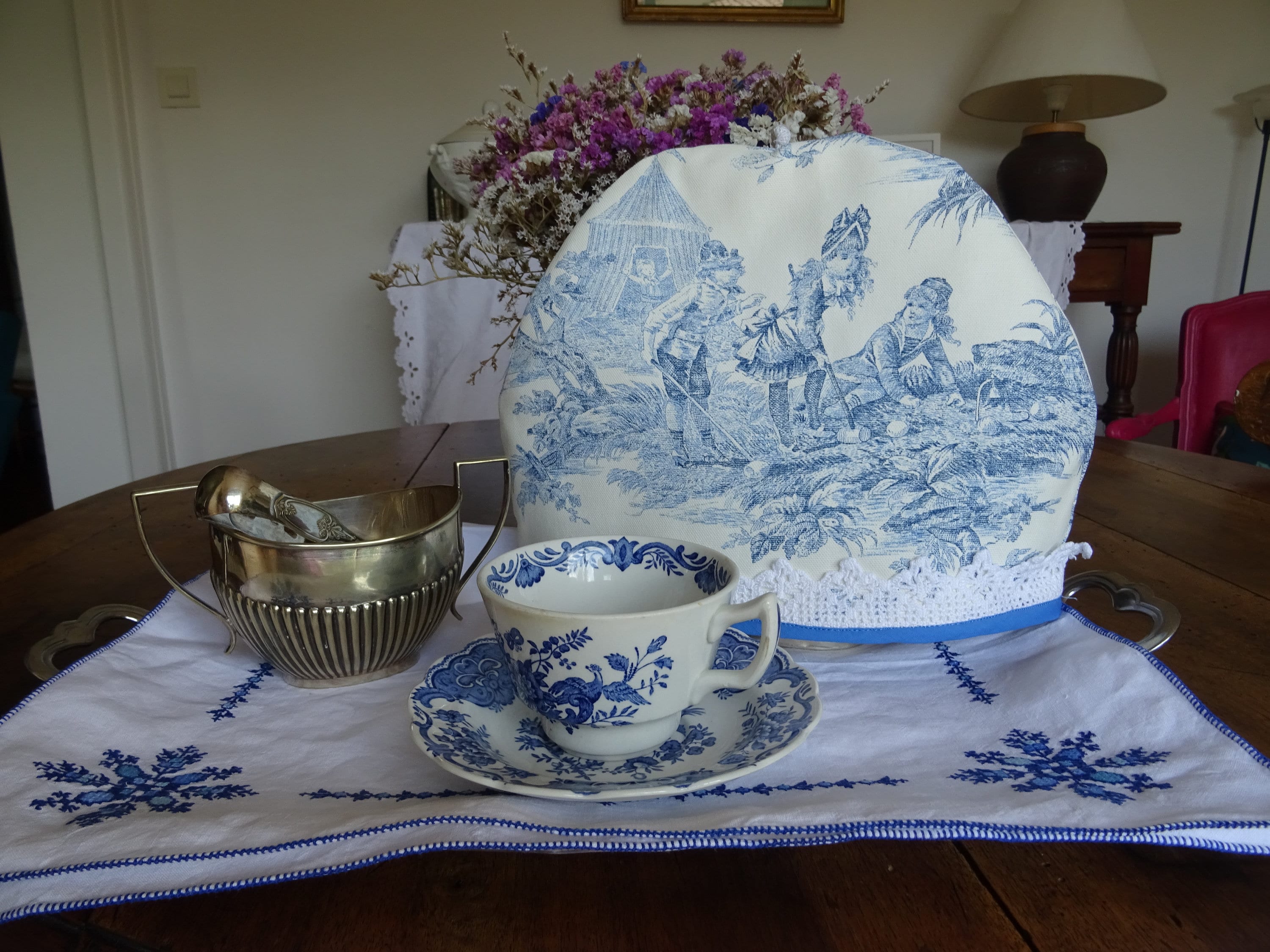 Cache Théière en Toile de Jouy Bleu et Blanche , Scènes Champêtres Ouatiné Doublé Dentelle 6 à 7 Tas
