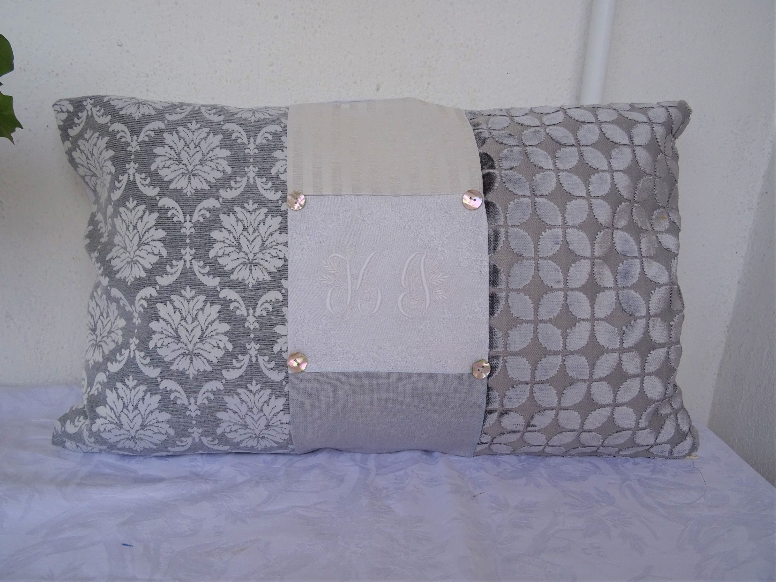 Housse Coussin Rectangulaire , Patchwork de Tissu Ameublement Monogramme Linge Ancien Gris Élégant ;