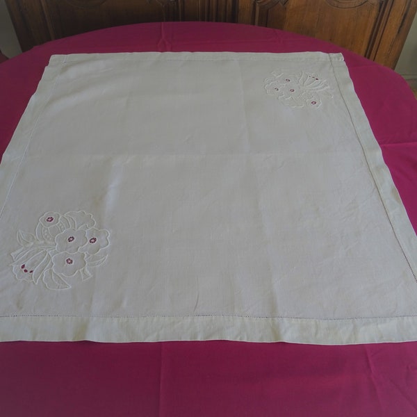 Nappe carrée en lin ancien ,broderie  richelieu , blanche , vintage ;