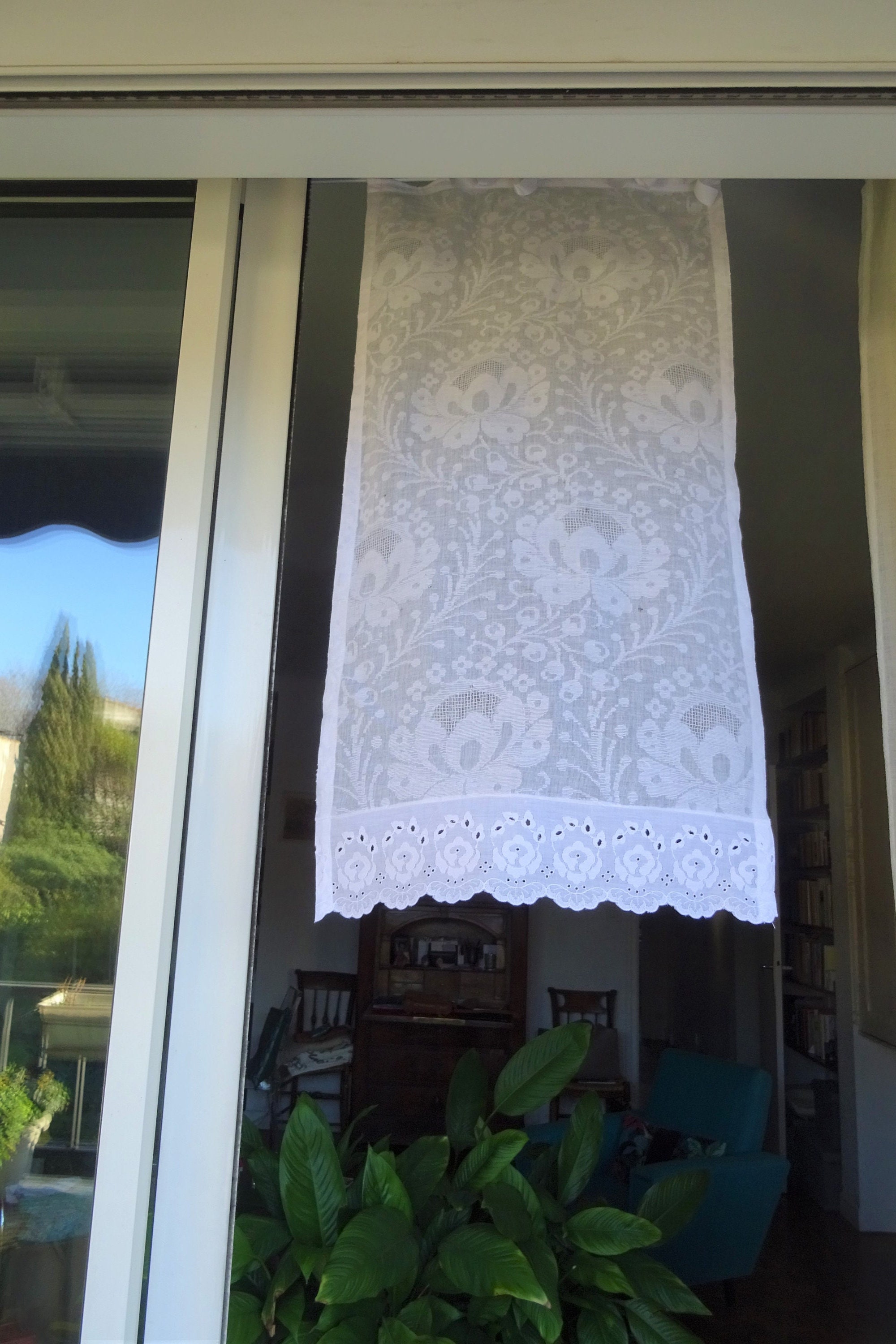 Rideau Réalisé Dans Un Voile Brodé Ancien , Fin 19 Ème Broderie Anglaise Le Bas Pièce Unique Vintage