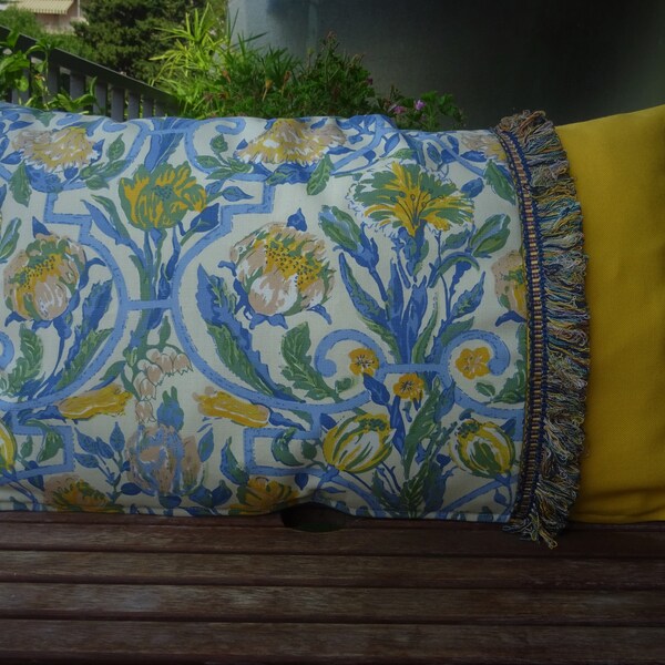 Housse de coussin rectangulaire , tissu Boussac année 1950 , galon Hermès , bleu jaune , vintage ;