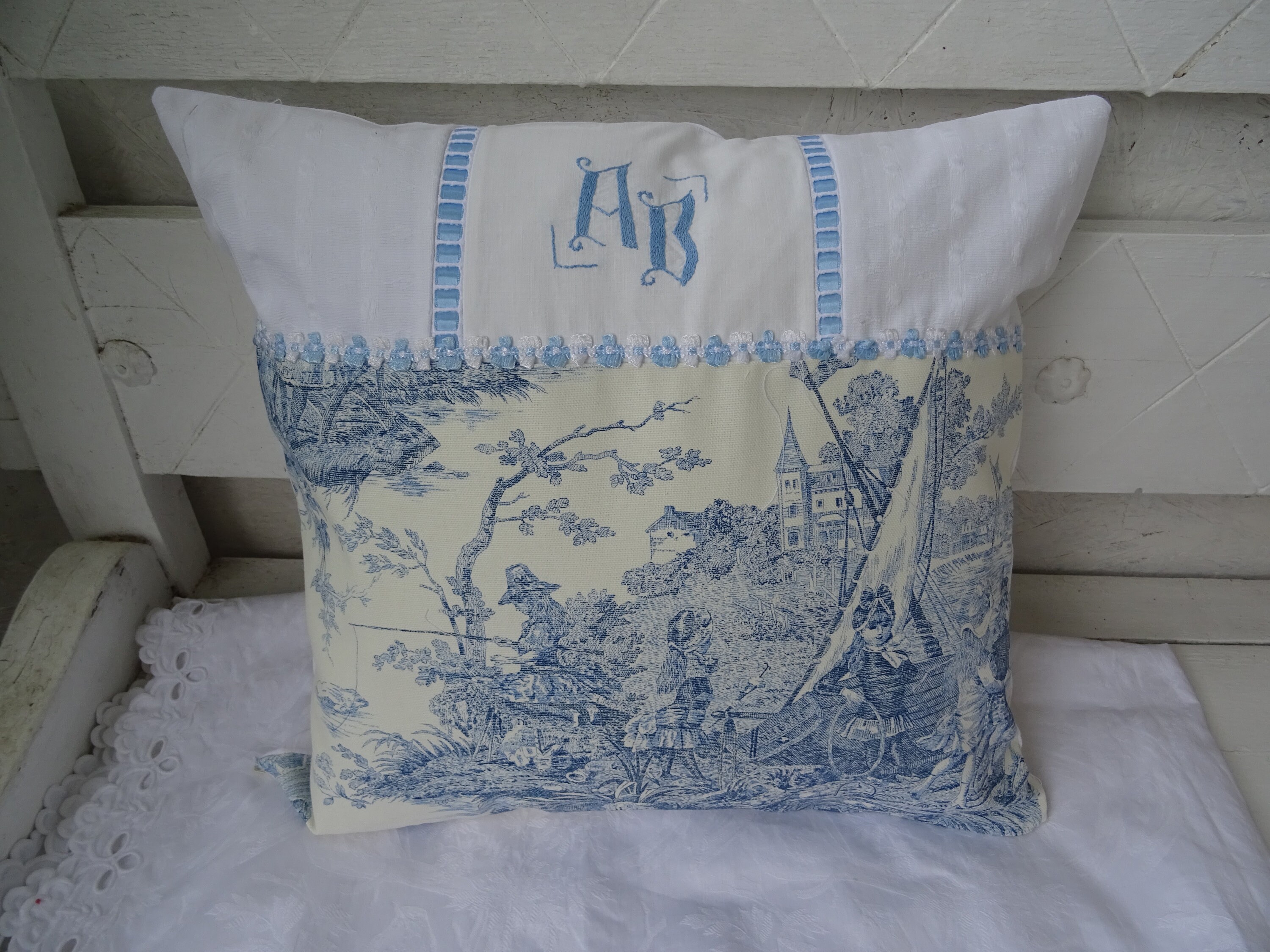 Housse de Coussin en Toile Jouy , Bleu Piqué Monogramme Ancien Galons Vintage ;
