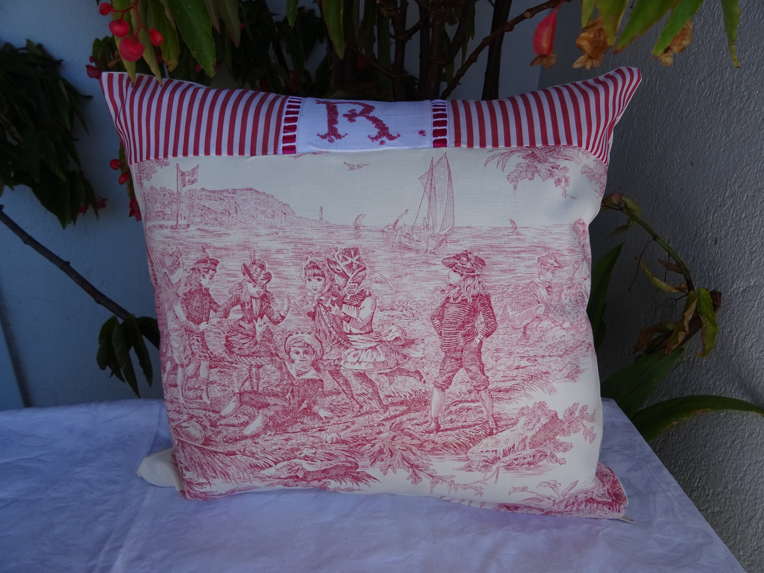 Housse de Coussin Carrée , Toile Jouy Rose Monogramme Ancien Tissu Rayé Rouge Blanc Mode Vintage ;