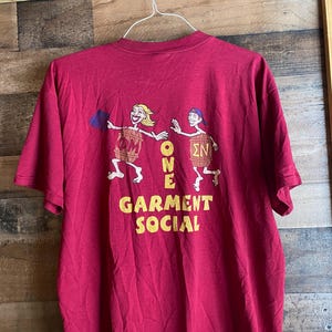 Camiseta One Garment Social Vintage 2001 Adulto XL Fraternidad Doble Cara OM-EN