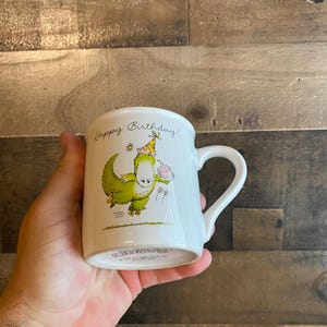 Happy Birthday Kaffeetasse Vintage 1985 Dinosaurier Rim Shots Lass die guten Zeiten im Inneren Schreiben Markenzeichen rollen