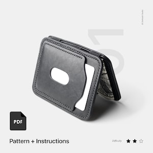 Könnte beinhalten: Eine schwarze Ledergeldbörse mit einem Kartenfach und einem Geldclip. Die Geldbörse ist aufgeklappt, um das Innere zu zeigen. Das Bild enthält den Text "PDF Pattern + Instructions" und "Difficulty".