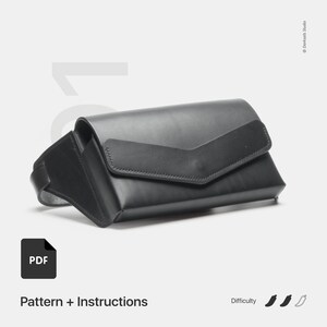 Könnte beinhalten: Eine schwarze Leder-Clutch mit geometrischem Design. Die Tasche hat einen Klappverschluss und einen Riemen. Das Bild enthält auch ein PDF-Symbol und den Text "Pattern + Instructions". Der Schwierigkeitsgrad wird durch drei Pfeffersymbolen angezeigt.