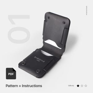 Könnte beinhalten: Schwarzes Lederportemonnaie mit dem Text "DARKSails PARIS" auf der Vorderseite. Das Portemonnaie ist geöffnet und zeigt Kartenfächer. Das Bild enthält ein PDF-Symbol und den Text "Pattern + Instructions".