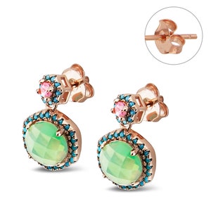 Może przedstawiać: Para kolczyków z różowego złota z zielonym kamieniem szlachetnym otoczonym turkusowymi kamieniami i różowym kamieniem na górze. Kolczyki mają zapięcie na sztyft.
