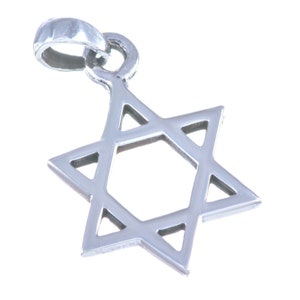Puede incluir: Un colgante de plata en forma de Estrella de David con un bucle para sujetarlo a una cadena.