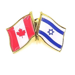 Op de afbeelding: Een gouden speld met twee vlaggen. De linker vlag is de Canadese vlag met een rood esdoornblad op een witte achtergrond. De rechter vlag is de Israëlische vlag met een blauwe Davidster op een witte achtergrond.
