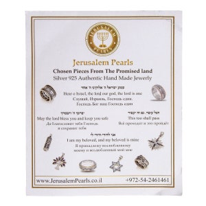 Pu&ograve; includere: Un biglietto bianco con un logo argentato di una menorah e le parole "Jerusalem Pearls" in un cerchio. Il biglietto presenta anelli d'argento, un ciondolo d'argento e una stella di David d'argento. Il testo sul biglietto recita "Chosen Pieces From The Promised Land, Silver 925 Authentic Hand Made Jewelry". Il biglietto include anche testo in ebraico e traduzioni in inglese. Il biglietto include l'indirizzo del sito web "www.JerusalemPearls.co.il" e un numero di telefono "+972-54-2461461".
