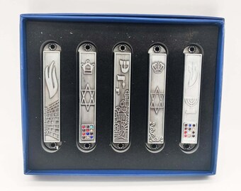 Set di 5 Mezuzah antiche in peltro da Gerusalemme: Menorah, Muro Occidentale, Stella di David, Shadai, Menorah, Hoshen Lot - Italia