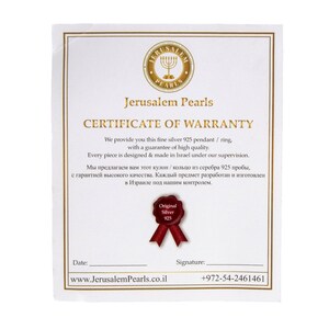 Pu&ograve; includere: Un certificato di garanzia bianco con un nastro rosso e un sigillo. Il certificato &egrave; per un ciondolo o un anello in argento 925. Il testo sul certificato recita "Jerusalem Pearls Certificate of Warranty" e include il sito web www.JerusalemPearls.co.il e il numero di telefono +972-54-2461461.