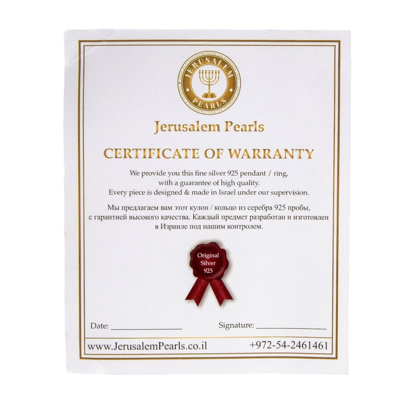 Pu&ograve; includere: Un certificato di garanzia bianco con un nastro rosso e un sigillo. Il certificato &egrave; per un ciondolo o un anello in argento 925. Il testo sul certificato recita "Jerusalem Pearls Certificate of Warranty" e include il sito web www.JerusalemPearls.co.il e il numero di telefono +972-54-2461461.