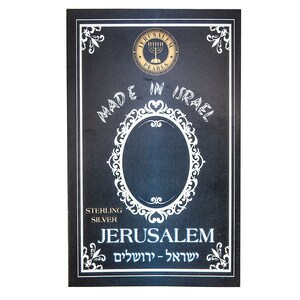 Pu&ograve; includere: Un'etichetta in bianco e nero con una cornice argentata e il testo "Made in Israel" e "Sterling Silver". L'etichetta presenta anche un candelabro e il testo "Jerusalem Pearls" in un cerchio. Il testo "ירושלים - ירושלים" &egrave; anche incluso in ebraico.