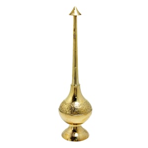 Op de afbeelding: Een hoge, gouden metalen spuitfles met een versierd ontwerp. De fles heeft een lange, slanke hals en een bolvormige basis.