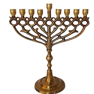 conjunto de ícones de Hanukkah, candelabro de Hanukkiah, rosquinhas  sufganiyot, música, moedas, pião pião, rabino, estrela de David, torá,  feliz Hanukkah em inglês. símbolos brancos com contorno preto 15003526  Vetor no Vecteezy