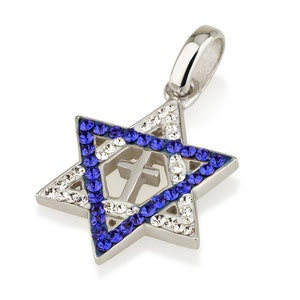 Peut inclure: Un pendentif en argent en forme d'étoile de David avec une croix à l'intérieur. Le pendentif est décoré de cristaux bleus et blancs.