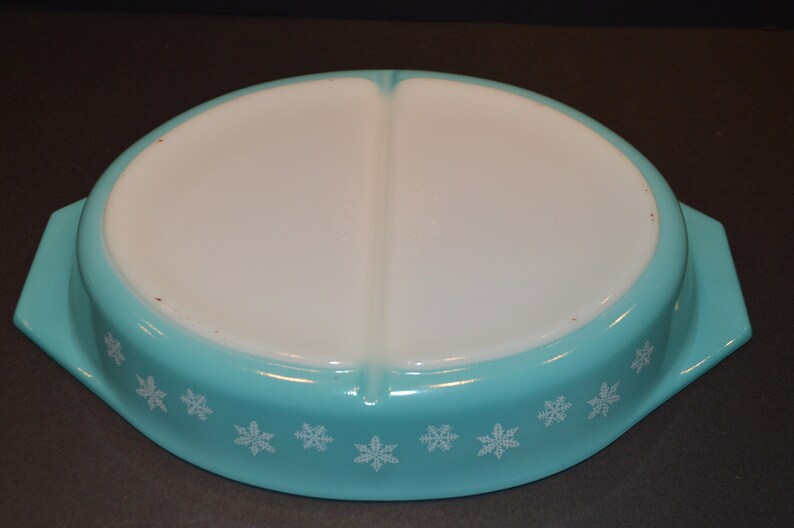 Vintage Turquoise Blue Snowflake 1.5 Quart Divided Pyrex Casserole Dish.