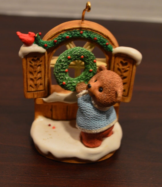 1996 Hallmark Keepsake Ornament Tender Touches -Welcome Sign