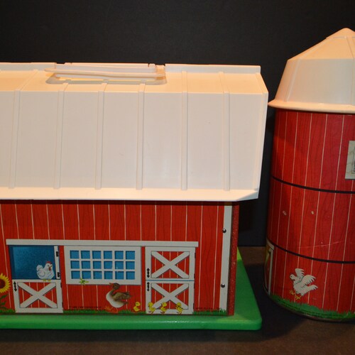 1986 Fisher Price Play Family Farm shops and Silo-Set E