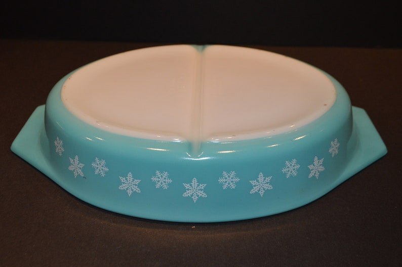 Vintage Turquoise Blue Snowflake 1.5 Quart Divided Pyrex Casserole Dish.